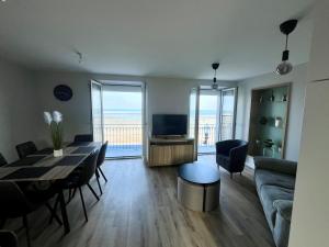 TV a/nebo společenská místnost v ubytování La Tourelle - Balcon vue mer et terrasse plein sud