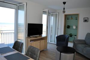 TV a/nebo společenská místnost v ubytování La Tourelle - Balcon vue mer et terrasse plein sud