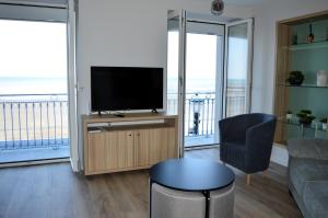 TV a/nebo společenská místnost v ubytování La Tourelle - Balcon vue mer et terrasse plein sud