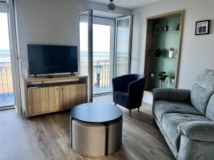TV a/nebo společenská místnost v ubytování La Tourelle - Balcon vue mer et terrasse plein sud