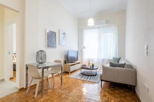 ein Wohnzimmer mit einem Tisch und einem Sofa in der Unterkunft Kipstay Apartments in Athen