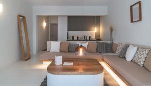 un soggiorno con un divano e un tavolo di Andronikos Hotel a Mykonos Città