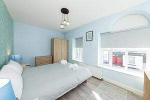 ein Schlafzimmer mit einem weißen Bett und einem Fenster in der Unterkunft Free Parking 2Bed Flat Weekly/Monthly Stay Saving in Reading