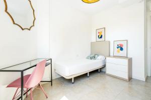 een slaapkamer met een glazen bureau en een bed bij AB Beach Poble Nou in Barcelona