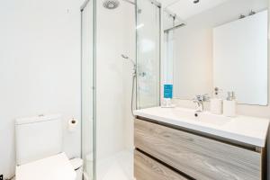 een badkamer met een toilet en een wastafel bij AB Beach Poble Nou in Barcelona