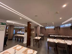 uma sala de jantar com mesas e cadeiras num restaurante em Hotel Montesol Benidorm em Benidorm