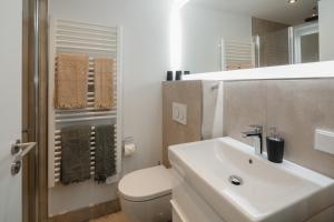 uma casa de banho branca com um WC e um lavatório em die ELF em Norderney