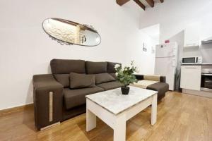 uma sala de estar com um sofá e uma mesa em Apartamento céntrico - Mercado Central em Alicante