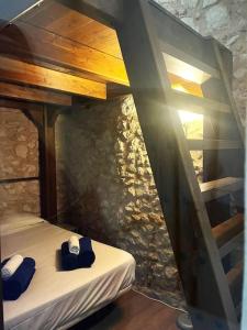 ein Schlafzimmer mit einem Etagenbett und blauen Handtüchern in der Unterkunft Apartamento céntrico - Mercado Central in Alicante