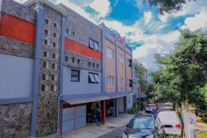 a building with a car parked in front of it at OYO 354' 32 Guest House in Batu