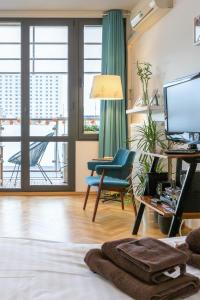 - un salon avec un bureau, un ordinateur et une chaise dans l'établissement WSTApartments Sunset View Krucza 46, à Varsovie