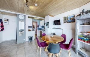 comedor con mesa y sillas moradas en Gorgeous Apartment In Bagnres-de-bigorre With Kitchen, en Bagnères-de-Bigorre