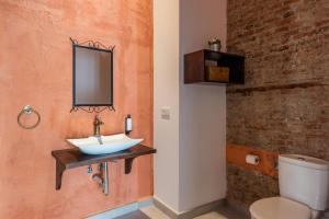 een badkamer met een wastafel en een toilet bij Málaga Boutique Adults Recommended in Málaga