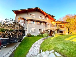 uma casa com um monte de bicicletas estacionadas em frente dela em Las Marianas Hotel em San Carlos de Bariloche