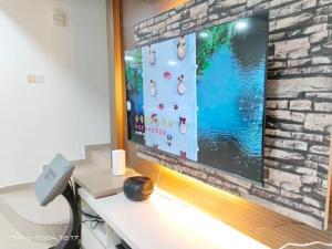 TV a/nebo společenská místnost v ubytování Permas Jaya 2 storey House