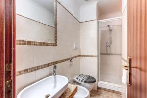 a bathroom with a tub and a toilet and a sink at Hotel Altavilla in Rome