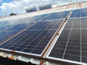 a roof with solar panels on top of it at Salama Hôtel Majunga in Mahajanga