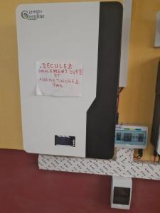 a television sitting on top of a counter at Salama H&ocirc;tel Majunga in Mahajanga