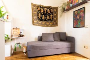 Botanica في كالكاتا: أريكة في غرفة معيشة مع لوحة على الحائط