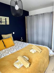 une chambre avec un lit avec deux oreillers dessus dans l'établissement Escale Concarnoise, Confort et Centre ville à pied, à Concarneau