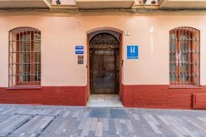 un edificio rojo y blanco con una puerta en Málaga Boutique Adults Recommended, en Málaga