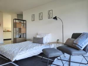 Schlafzimmer mit einem Bett, einem Tisch und Stühlen in der Unterkunft Lily's Charm Apartment in Minusio in Minusio