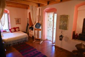 um quarto com uma cama num quarto com janelas em Kalavrita Winter Retreat - Homely Spacious Chalet em Áno Vlasía