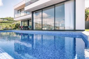- une piscine en face d'une maison dans l'établissement Villa Ocean Haven by AH, à Ribeira Brava