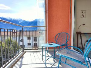 einen Balkon mit einem Tisch und Stühlen sowie Aussicht in der Unterkunft Lily's Charm Apartment in Minusio in Minusio