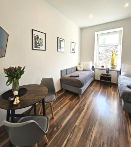 a living room with a table and a couch at Pomorska86 Aparts - Łódź Centrum in Łódź