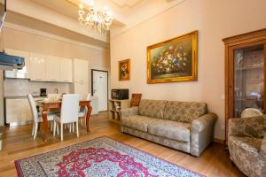 a living room with a couch and a table at Casa Michelangelo & Giotto - Tintori apt in Florence