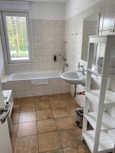 ein Badezimmer mit einer Badewanne und einem Waschbecken in der Unterkunft EA Rodinné chatky Kraskov in Kraskov