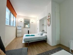 ラスパルマス・デ・グランカナリアにあるFlatguest Gofionesの白いベッドルーム(ベッド1台、鏡付)