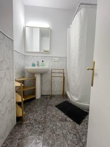 y baño con lavabo, ducha y aseo. en Flatguest Gofiones en Las Palmas de Gran Canaria