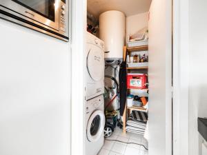 lavadero con lavadora y secadora en Parnasse with a central location, en Koksijde