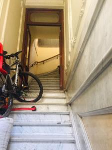 een fiets geparkeerd op de trap van een gebouw bij Silenciosa habitación en San Telmo, con terraza in Buenos Aires