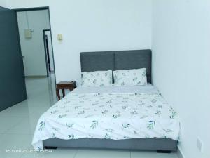 Llit o llits en una habitació de 2 Storey terrace house at masai