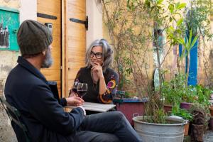 Botanica في كالكاتا: رجل وامرأة يجلسون على طاولة مع كوب من النبيذ