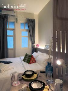 sypialnia z łóżkiem ze stołem i naczyniami w obiekcie Belivin99 Residence w mieście Bangkok