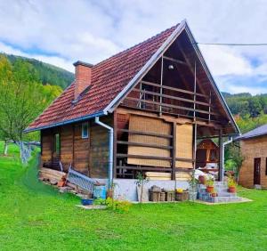 莫克拉戈拉Vikendica "Tošić"的大型木制房屋,设有大型屋顶