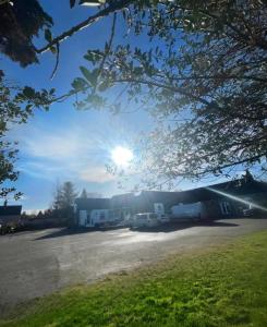 un bâtiment avec des voitures garées dans un parking dans l'établissement The 1645 Inn, à Nairn