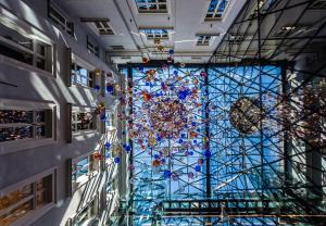 um tecto de vidro com um lustre num edifício em Hotel Indigo Warsaw Nowy Świat, an IHG Hotel em Varsóvia