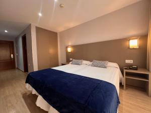 Postel nebo postele na pokoji v ubytování Hotel Montesol Benidorm