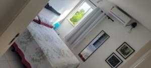 1 dormitorio con cama y ventana en Apartamento 3/4 ótima localização, en Aracaju
