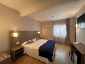 Postel nebo postele na pokoji v ubytování Hotel Montesol Benidorm