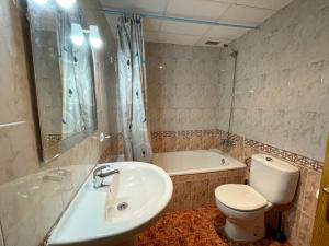 A bathroom at Apartamentos Daytona-Galicia 3000