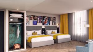 1 dormitorio con 2 camas y armario en Maldron Hotel Shoreditch London, en Londres