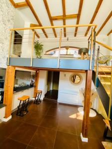 a room with a bunk bed in a house at Un petit écrin au cœur du vignoble alsacien in Mittelwihr