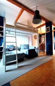 ein Wohnzimmer mit einem Etagenbett und einem Sofa in der Unterkunft Open Space - Tisljaric in Zagreb