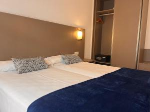 Postel nebo postele na pokoji v ubytování Hotel Montesol Benidorm